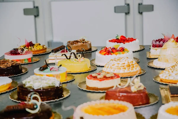 Muchos Pasteles Diferentes Preparados Mesa Metal Una Fábrica Alimentos — Foto de Stock