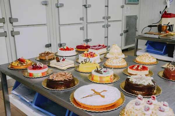 Muchos Pasteles Diferentes Preparados Mesa Metal Una Fábrica Alimentos — Foto de Stock