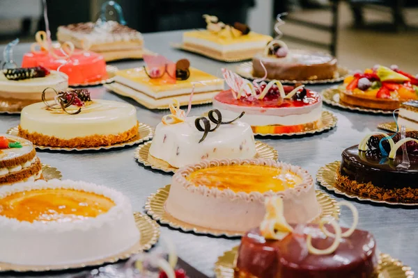 Muchos Pasteles Diferentes Preparados Mesa Metal Una Fábrica Alimentos — Foto de Stock