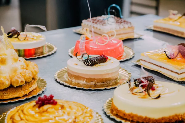 Muchos Pasteles Diferentes Preparados Mesa Metal Una Fábrica Alimentos — Foto de Stock