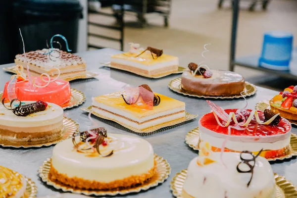 Muchos Pasteles Diferentes Preparados Mesa Metal Una Fábrica Alimentos — Foto de Stock