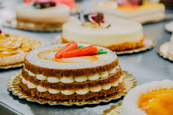 Pastel Zanahoria Preparado Mesa Metal Una Fábrica Alimentos — Foto de Stock