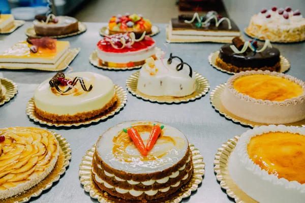 Muchos Pasteles Diferentes Preparados Mesa Metal Una Fábrica Alimentos — Foto de Stock