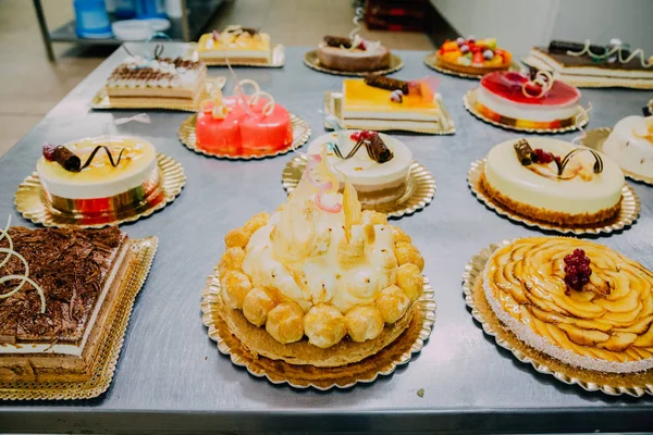 공장의 테이블에 케이크 — 스톡 사진