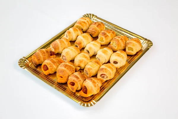 Plněné Pečivo Slané Croissanty Zlatý Podnos Bílém Pozadí — Stock fotografie