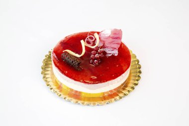 beyaz zemin üzerine altın tepside reçel çilek ile renkli cheesecake