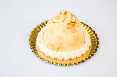 beyaz zemin üzerine altın tepside güzel pasta