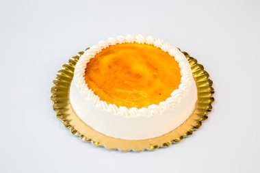 güzel yumurta pasta beyaz zemin üzerine altın tepside