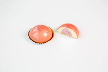 küçük çilekli dondurma pasta beyaz bir arka plan üzerinde