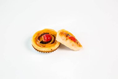 beyaz bir arka plan üzerinde kiraz küçük kek