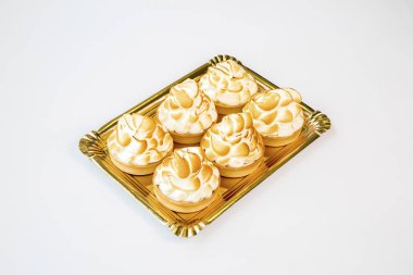 beyaz bir arka plan üzerinde beze küçük kek