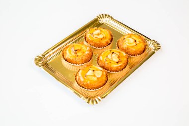 beyaz bir arka plan üzerinde küçük meyve kek