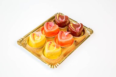 Sevgililer için küçük kalp şeklinde kek