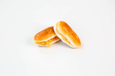 Küçük sosisli yumurta beyaz arka plan ile