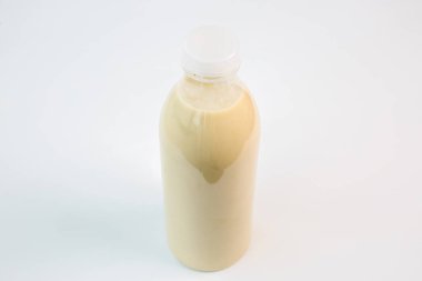 bir plastik şişe süt