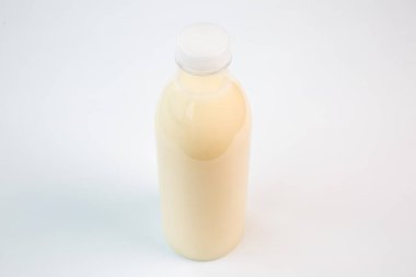 bir plastik şişe süt