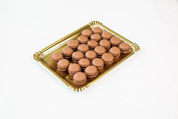 Macarons Chocolat Brun Sur Plateau Avec Fond Blanc — Photo