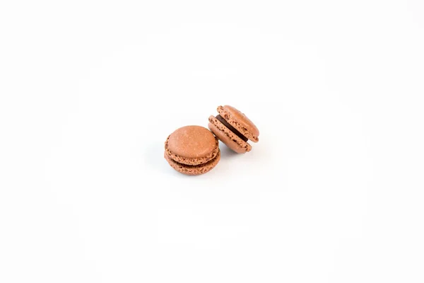 Două Macaroane Ciocolată Maro Fundal Alb — Fotografie, imagine de stoc