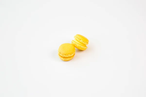 Dwie Żółte Macaroons Cytryny Białym Tłem — Zdjęcie stockowe