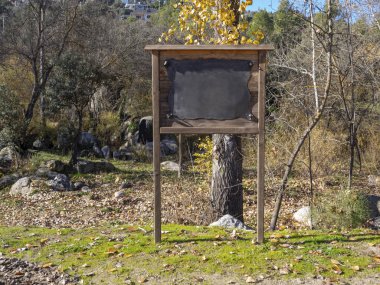 Ahşap işareti, rustik ve yıpranmış, kırsal kesimde müstakil iki yazılarda
