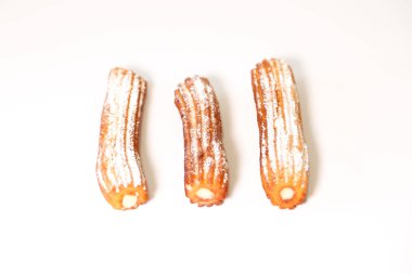 İspanyol börek beyaz zemin üzerine krema ile doldurulmuş