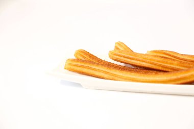 Beyaz arka plan ile beyaz bir tabak üzerinde İspanyolca börek