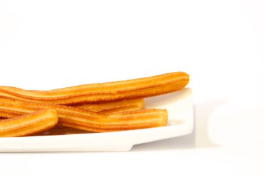 Beyaz arka plan ile beyaz bir tabak üzerinde İspanyolca börek