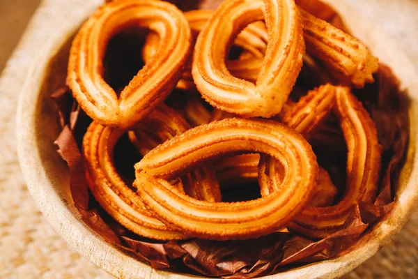 Detalle de buñuelos españoles servidos sobre una mesa de madera — Foto de Stock