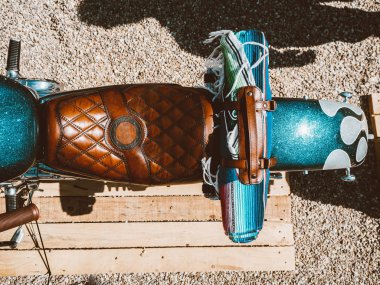 deri koltuk ve seyahat mat ile vintage motosiklet