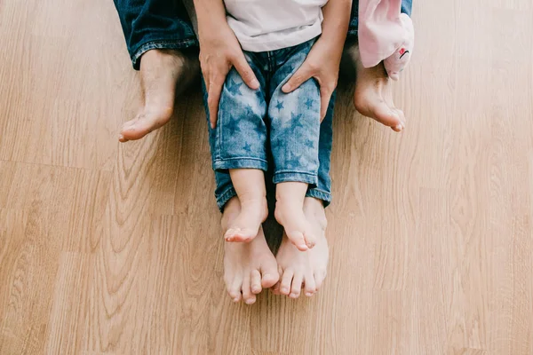 Stopy rodzinne na ich podłodze w domu z dzieckiem — Zdjęcie stockowe