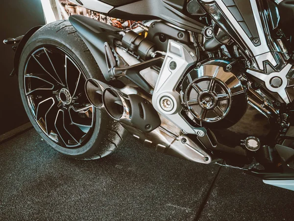 摩托车机械现代齿轮和车轮的细节 — 图库照片