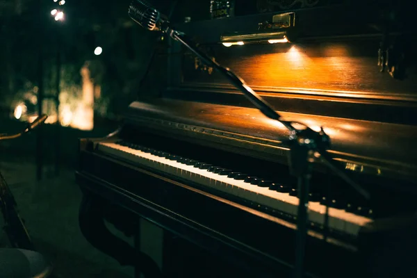 Деревянное пианино и микрофон — стоковое фото