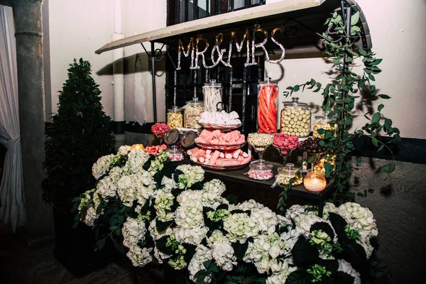 Mesa de dulces en una boda — Foto de Stock