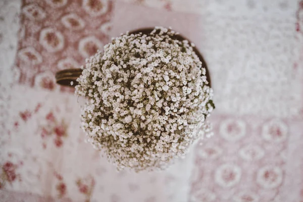 Buquê de noiva em um jarro antigo — Fotografia de Stock