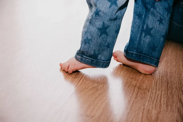 Bebé caminando sobre pies desnudos — Foto de Stock