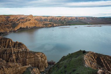 dik taşlı bir vadinin manzara