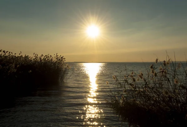 Pôr do sol no Lago de Garda, Itália — Fotografia de Stock