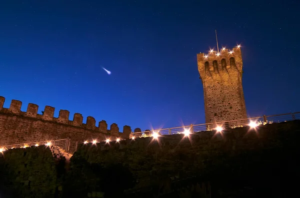 Um meteorito falso a cair do céu para o castelo medieval . — Fotografia de Stock
