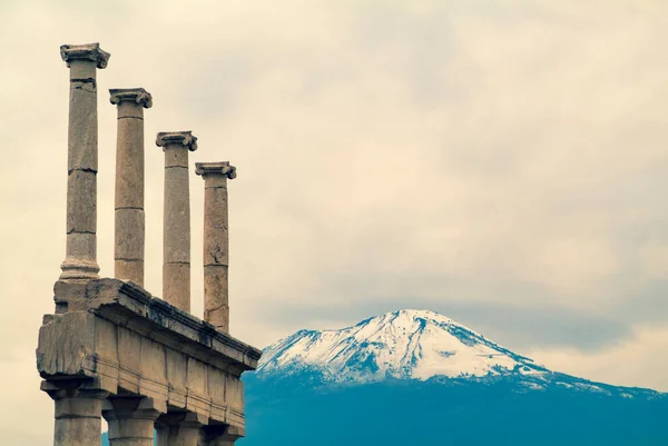 Colonnade of the Forum of Pompeii with Vesuvius in the background — Stock Photo, Image