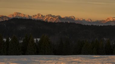 Dolomitlerde gün batımı, Asiago platosundan manzara, İtalya.