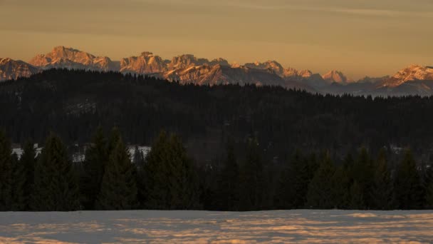 Sonnenuntergang über den Dolomiten, Blick von der Hochebene von Asiago, Italien. — Stockvideo