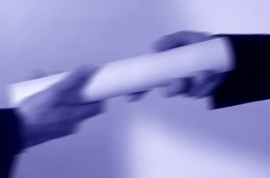 İki iş adamı bayrak yarışında bayrağı uzatıyor..