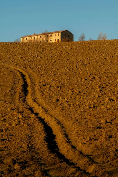 Osamělý starý venkovský dům na kopci — Stock fotografie