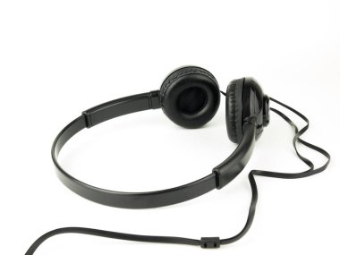 Siyah modern kulaklık izole beyaz arka plan üzerinde.