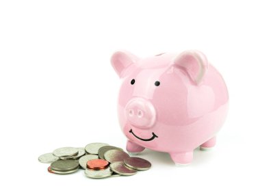 Beyaz arka plan üzerinde izole para sikke ile pembe piggy banka.