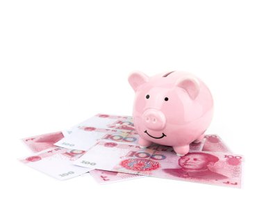 İzole kavramı kaydetmek, beyaz arka plan üzerinde Çince banknot üzerinde pembe kumbara.