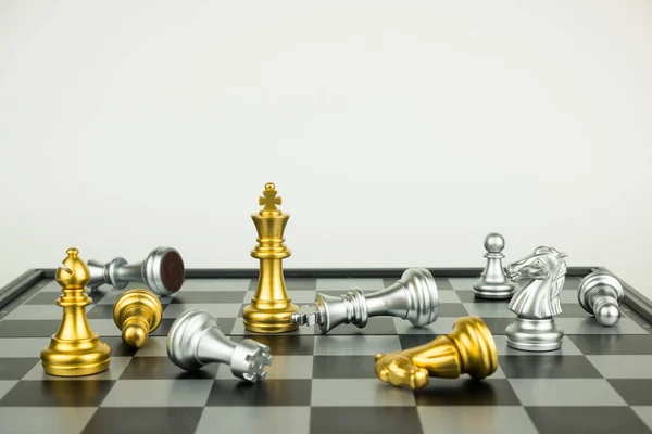 Oyunun satranç figürleri - strateji ve liderlik kavramı.