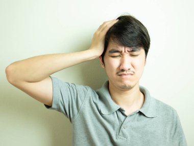 Genç Asyalı adam fikir düşünüyorum .