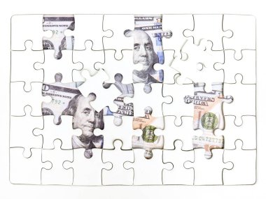 Jigsaw puzzle parçaları 100 dolar para arka plan, anahtar için iş çözüm başarı kavramı üzerinde eksik.