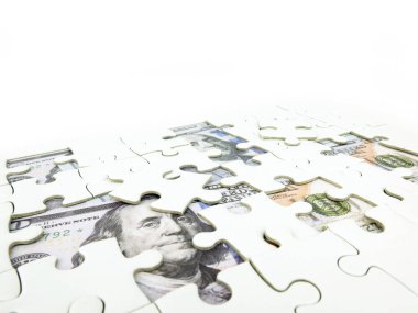 Jigsaw puzzle parçaları 100 dolar para arka plan, anahtar için iş çözüm başarı kavramı üzerinde eksik.
